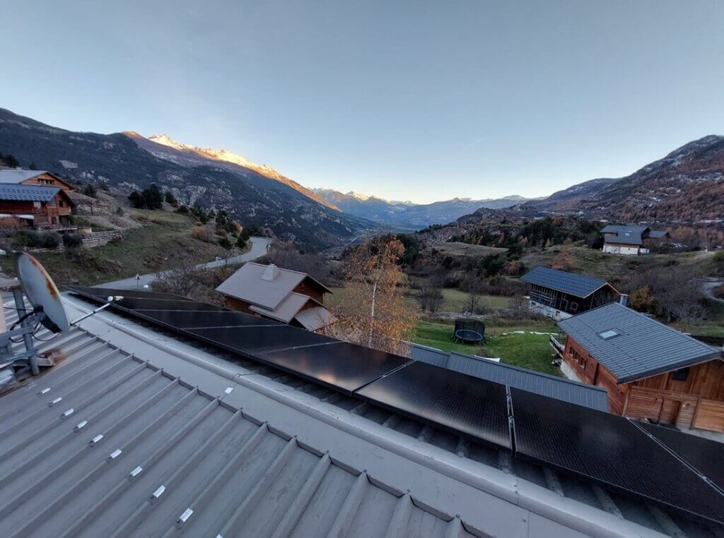 Installation photovoltaïque en autoconsommation avec batteries à Fressinières.