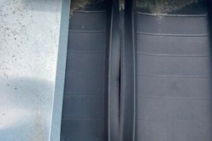 Structure en plastique sous panneaux solaires, avec le temps s'est fissurée, créant des inflitrations